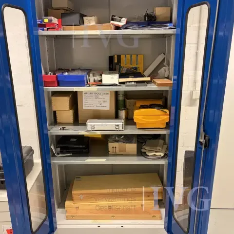 Schrank mit Messmittel FLUKE - HOLEX MegOhmMeter 1550B
