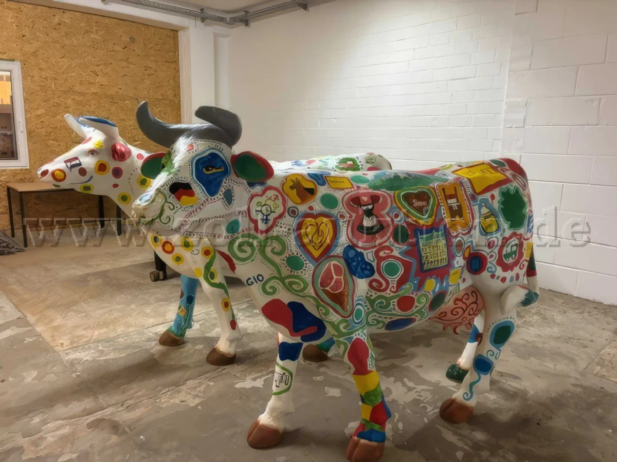 2 levensgrote koeien (beschilderd) van polyresin – decoratie / reclamefiguur