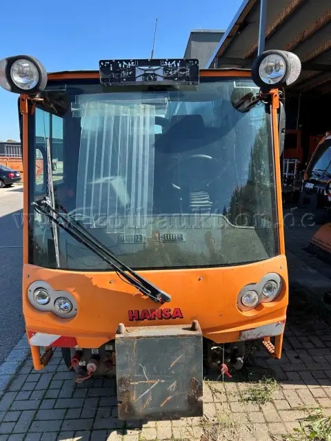 1 Hansa APZ 1003L véhicule de déneigement avec épandeur (défectueux)