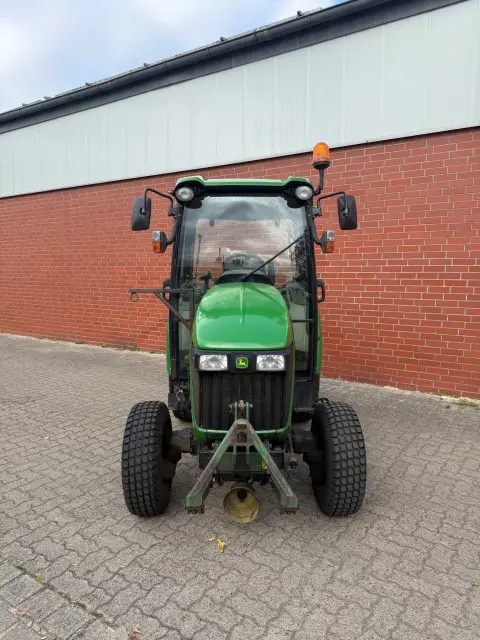 1 John Deere 3520