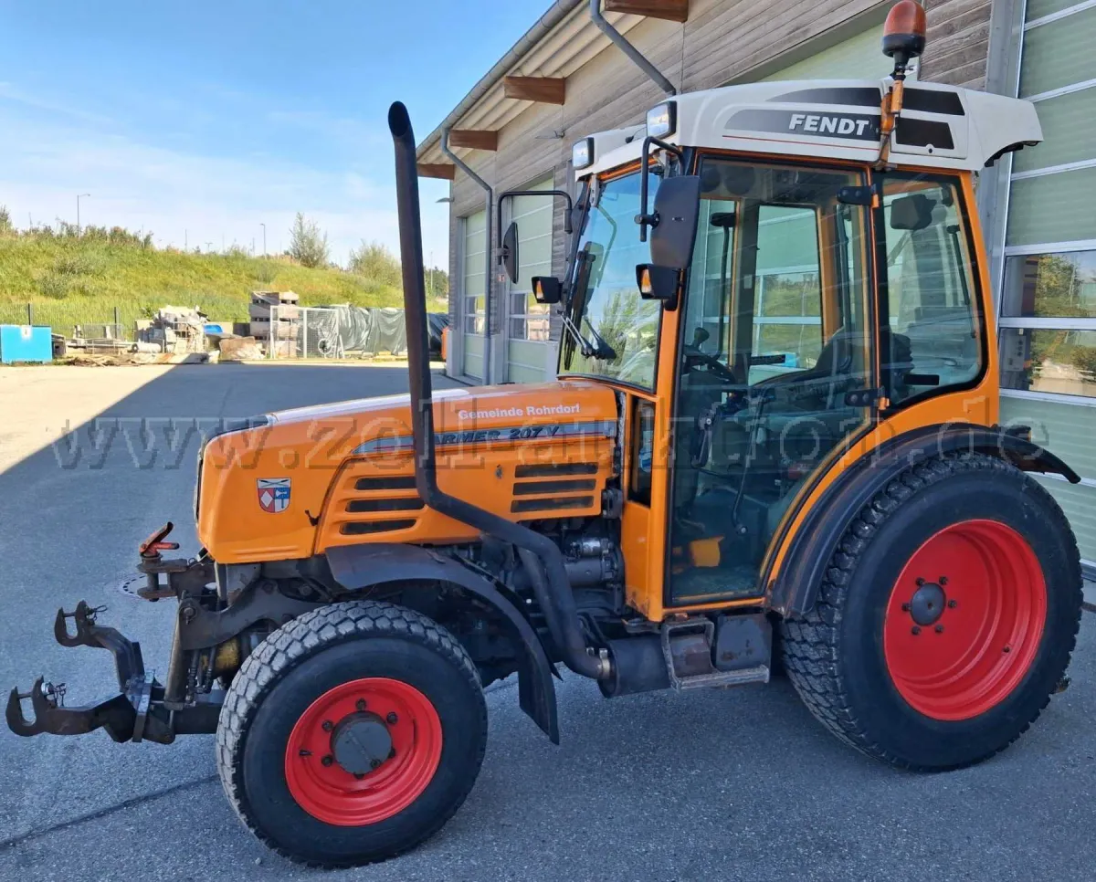 1 Fendt 207 V tractor