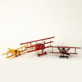 Drie vliegtuigmodellen: twee triplanes, een biplane, o.a. Made in Japan, 2e helft 20e eeuw (3).