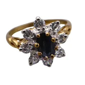 333 geelgouden ring in bloemvorm, bezet met een smaragd omringd door brillanten