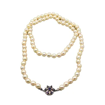 Collier de perles avec fermoir en or blanc 585 serti de saphirs.