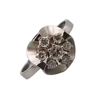 Prsten z bílého zlata 585, osázený 7 brilianty o cca 0,75 ct.