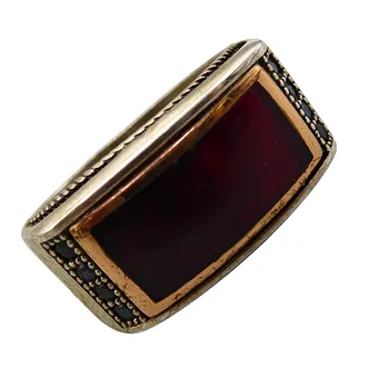Ring van 925 zilver met rood email en markasiet.