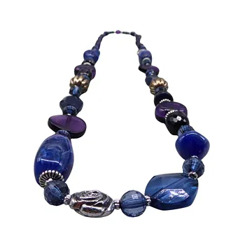 Long collier de perles avec pierres naturelles, perles acryliques et éléments décoratifs.