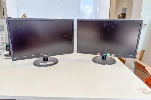 2 moniteurs LCD 22" PHILIPS 223V5L