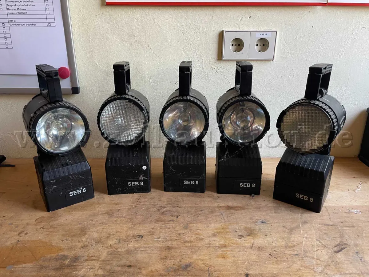 6 draagbare schijnwerpers type SEB 8 met één lader