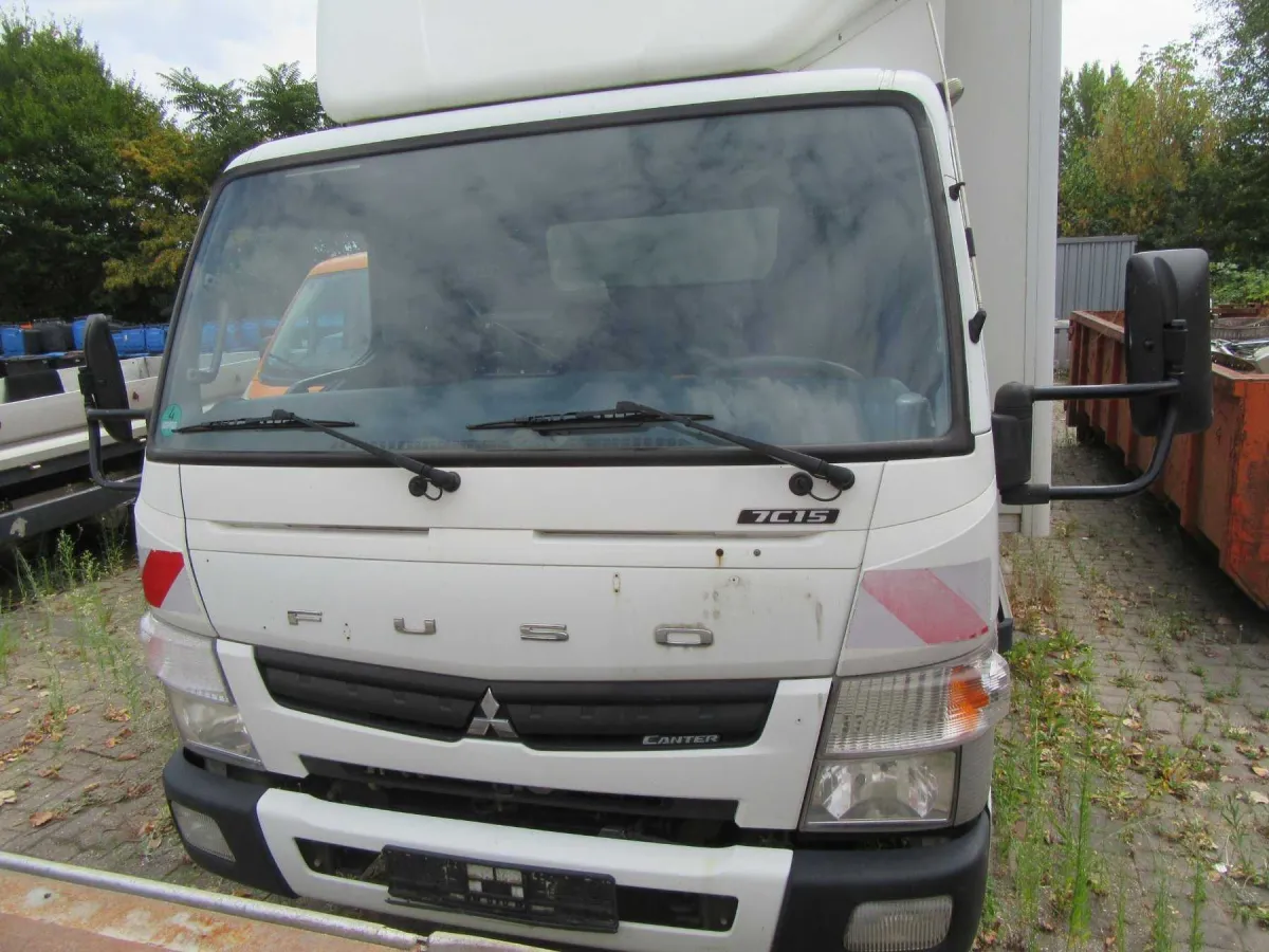 1 camion Fuso-Canter caisse fermée avec chargeur