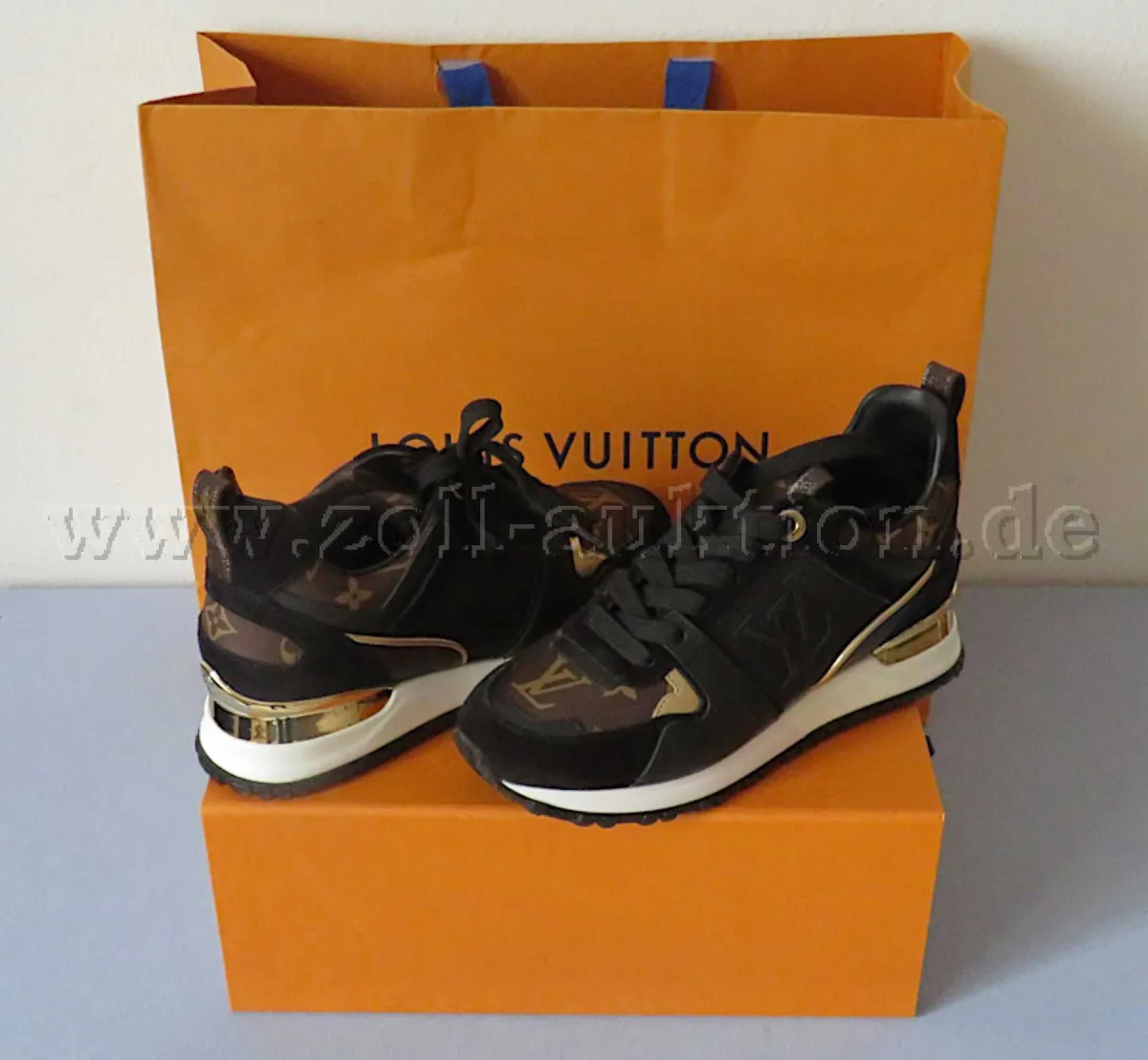 1 paire de chaussures femme de marque Louis Vuitton, taille 36