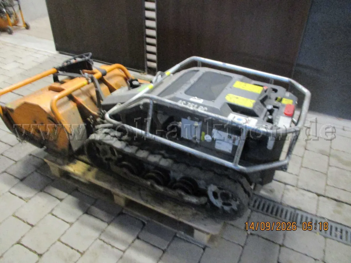 1 faucheuse à fléaux télécommandée AS 751 RC, moteur endommagé
