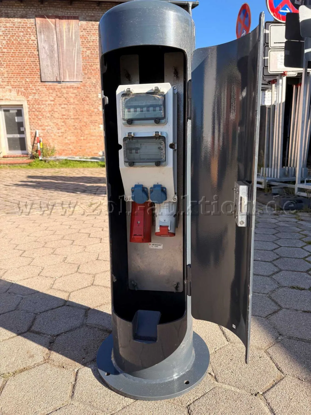 1 Mennekes (83685) Energie-Poller