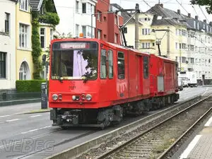 Vlaková bruska kolejnic, skládající se z: