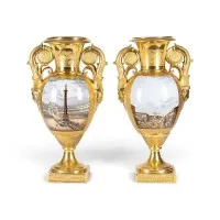 Paire de grands vases avec vues de la place du Palais le jour de l'inauguration de la colonne Alexandre et de la perspective Nevski