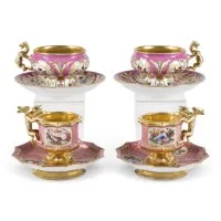 Quatre tasses et soucoupes à motif de dragons