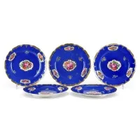 Cinq assiettes à décor floral