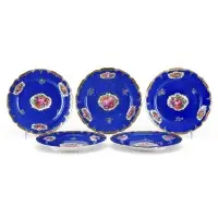 Cinq assiettes à décor floral