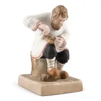 Figuur 'Oude man die bastschoeien vlecht'