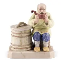 Figuratieve zoutschaal met een boer die water drinkt uit een kovsh