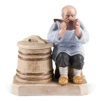 Coupe à sel figurative avec un paysan buvant de l'eau à la louche