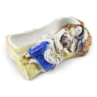 Boîte à couvercle figuratif avec une paysanne