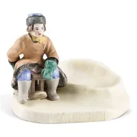 Figuratieve asbak met een jongen op een slee