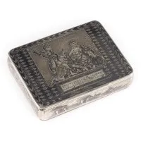 FEINE NIELLO-SCHNUPFTABAKDOSE MIT DEM DENKMAL FÜR FÜRST DMITRI POSCHARSKI UND KUSMA MININ UND KRIEGSTROPHÄEN