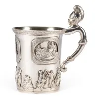 Grande tasse à anse avec décor antiquisant et ménades dansantes