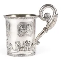 Grande tasse à anse avec ménades dansantes et décor antiquisant
