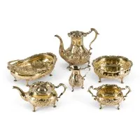 Massief zesdelig vermeil servies met bloemreliëfdecor