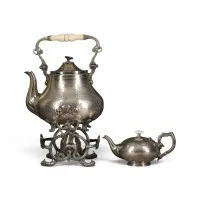 Bouilloire avec cuillère et pot