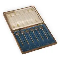 Six cuillères niellées dans leur étui d'origine