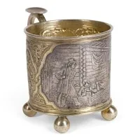 SEHR FEINER TEEGLAS-HALTER MIT JÄGER UND SCHLAFENDER BÄUERIN