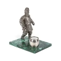 Salière figurative en forme de paysan avec kovsh