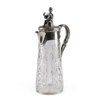 Grande carafe avec paysan buvant