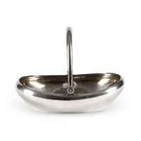 Coupe à anse avec monogramme gravé