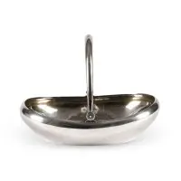 Coupe à anse avec monogramme gravé