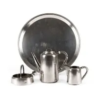Driedelig koffieservies met suikertang op dienblad