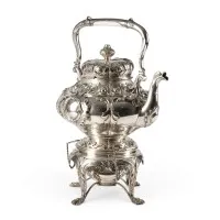 Zeer grote samovar op pootjes met hanenuitloop en vegetatief reliëfdecor