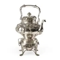 Très grand samovar sur petits pieds avec bec verseur en forme de coq et décor en relief végétal