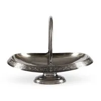 Coupe massive à anse avec bordure rocaille et monogramme gravé
