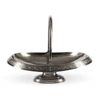 Coupe massive à anse avec bordure rocaille et monogramme gravé