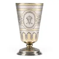 Gobelet avec décor gravé et monogramme