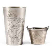 Gobelet et passoire à thé avec décor gravé floral