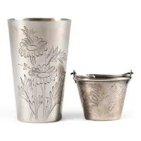 Gobelet et passoire à thé avec décor gravé floral