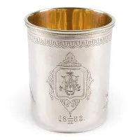Gobelet massif avec décor d'oiseaux, monogramme gravé et date