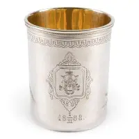 Gobelet massif avec décor d'oiseaux, monogramme gravé et date