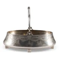 Schaal met oor en gegraveerd laurierguirlande-decor