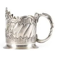 Porte-verre à thé massif avec cartouche rocaille et anse rocaille